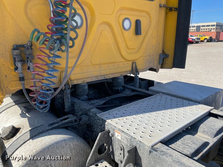 image for item LP9164 2020 Freightliner Cascadia 126  semi truck