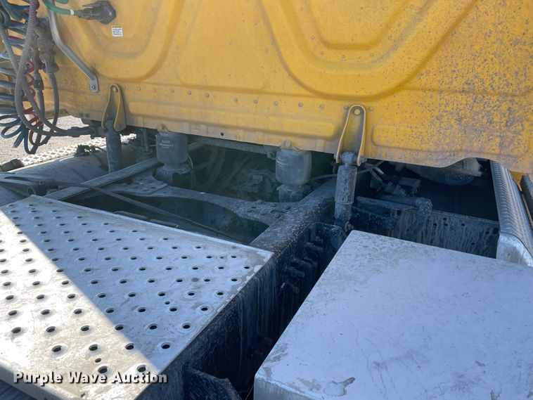 image for item LP9164 2020 Freightliner Cascadia 126  semi truck