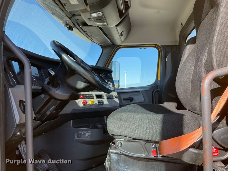 image for item LP9164 2020 Freightliner Cascadia 126  semi truck