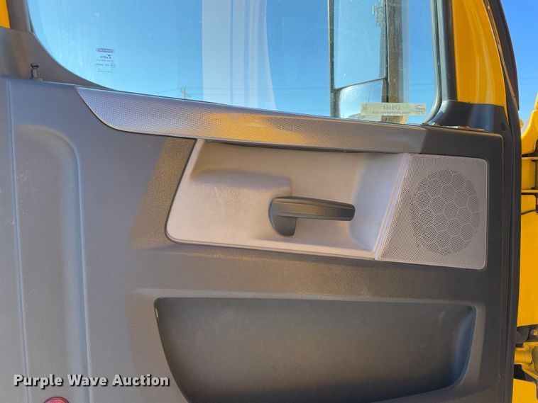 image for item LP9164 2020 Freightliner Cascadia 126  semi truck