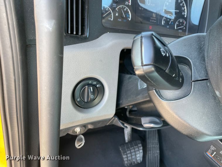 image for item LP9164 2020 Freightliner Cascadia 126  semi truck