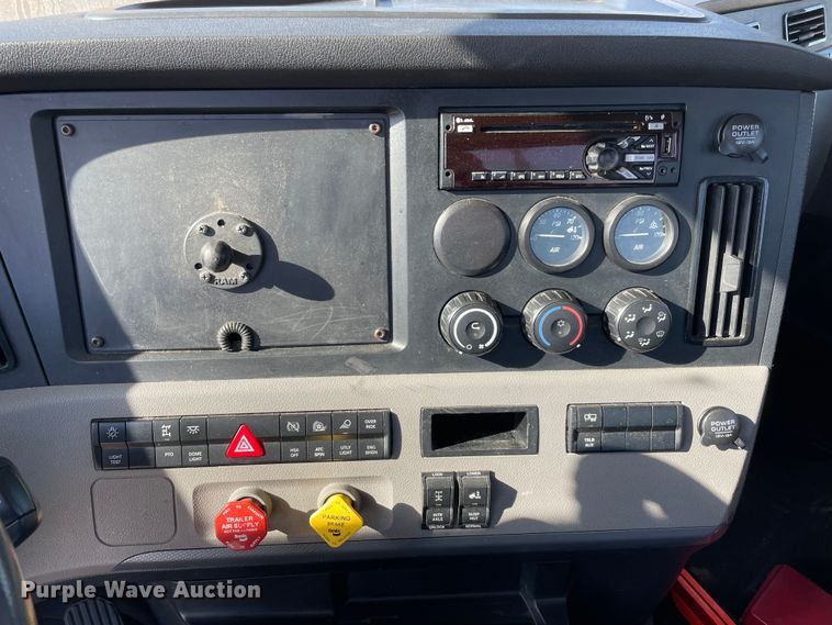 image for item LP9164 2020 Freightliner Cascadia 126  semi truck