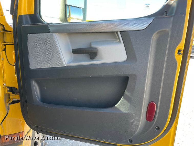 image for item LP9164 2020 Freightliner Cascadia 126  semi truck