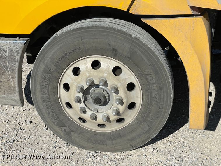 image for item LP9164 2020 Freightliner Cascadia 126  semi truck