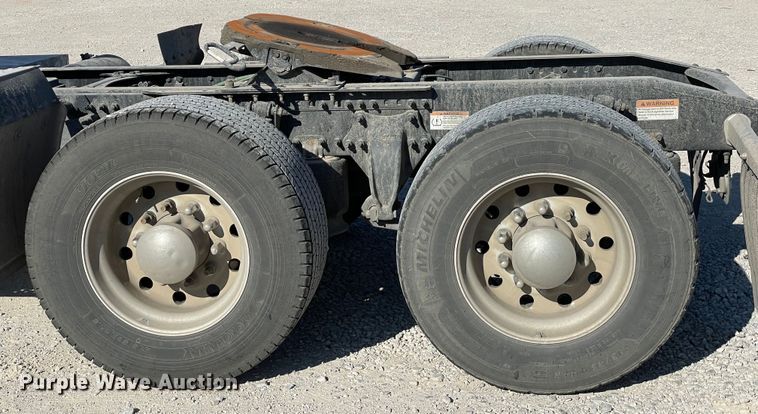 image for item LP9164 2020 Freightliner Cascadia 126  semi truck