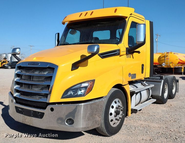 image for item LP9165 2020 Freightliner Cascadia 126  semi truck