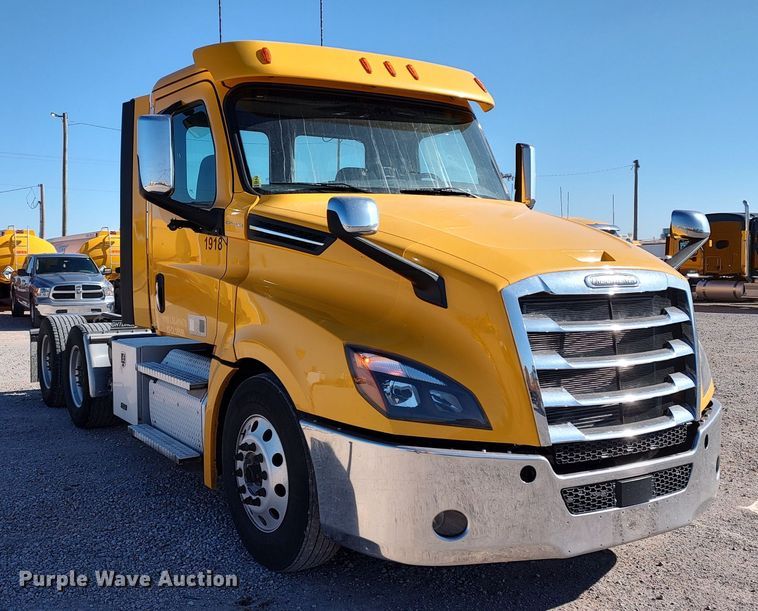 image for item LP9165 2020 Freightliner Cascadia 126  semi truck