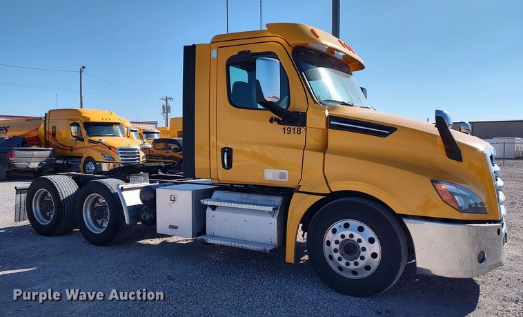 image for item LP9165 2020 Freightliner Cascadia 126  semi truck