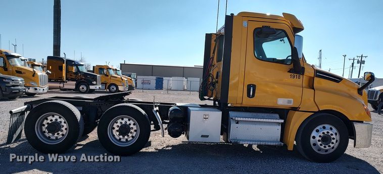 image for item LP9165 2020 Freightliner Cascadia 126  semi truck