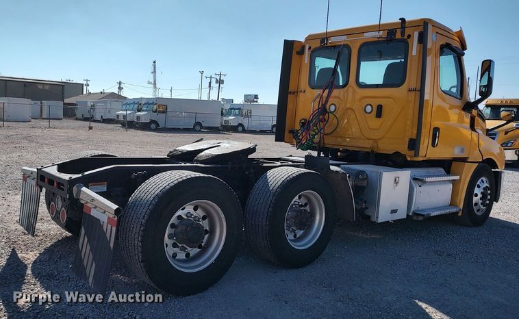 image for item LP9165 2020 Freightliner Cascadia 126  semi truck