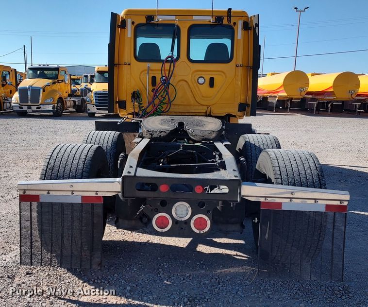 image for item LP9165 2020 Freightliner Cascadia 126  semi truck