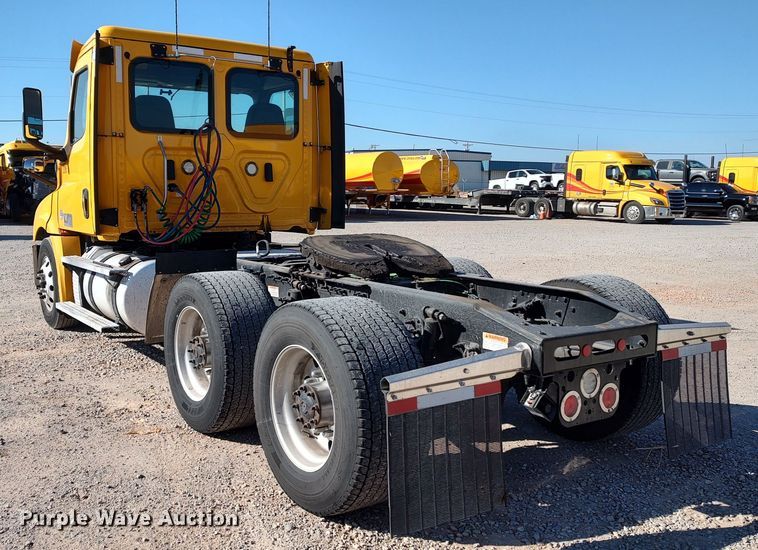 image for item LP9165 2020 Freightliner Cascadia 126  semi truck