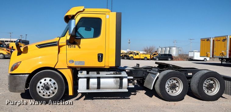 image for item LP9165 2020 Freightliner Cascadia 126  semi truck