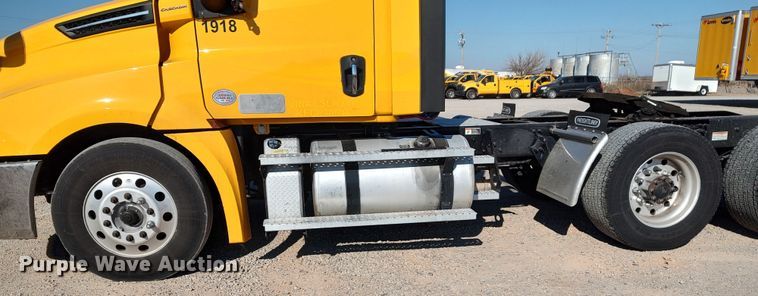 image for item LP9165 2020 Freightliner Cascadia 126  semi truck