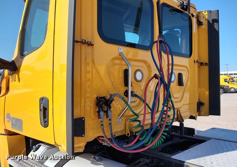 image for item LP9165 2020 Freightliner Cascadia 126  semi truck