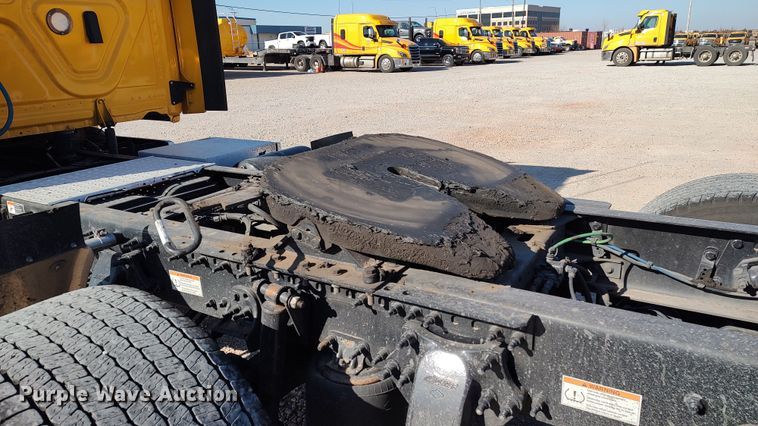 image for item LP9165 2020 Freightliner Cascadia 126  semi truck