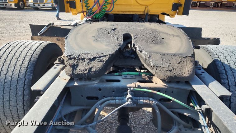 image for item LP9165 2020 Freightliner Cascadia 126  semi truck