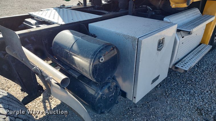 image for item LP9165 2020 Freightliner Cascadia 126  semi truck