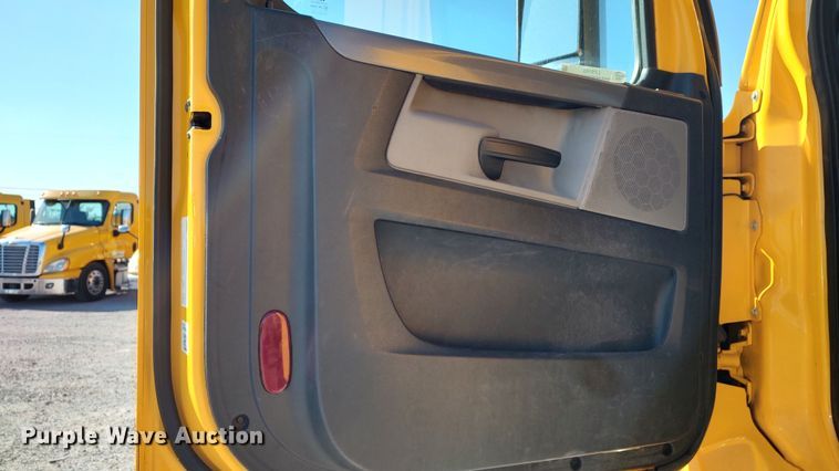 image for item LP9165 2020 Freightliner Cascadia 126  semi truck