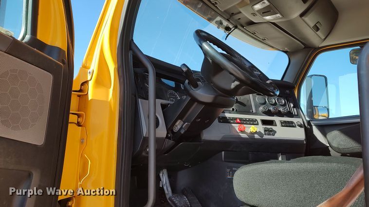 image for item LP9165 2020 Freightliner Cascadia 126  semi truck