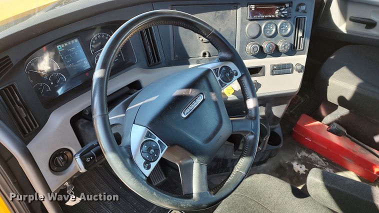 image for item LP9165 2020 Freightliner Cascadia 126  semi truck