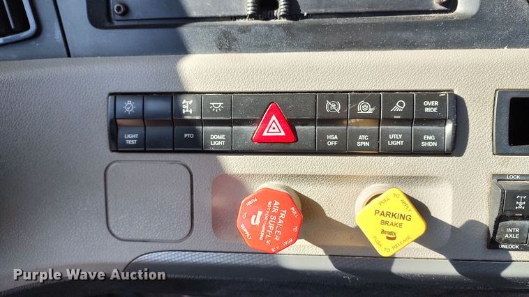 image for item LP9165 2020 Freightliner Cascadia 126  semi truck