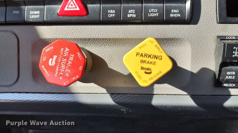 image for item LP9165 2020 Freightliner Cascadia 126  semi truck