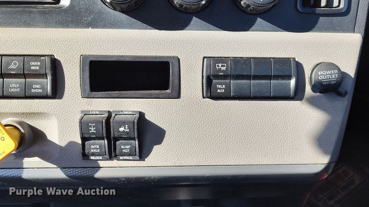 image for item LP9165 2020 Freightliner Cascadia 126  semi truck