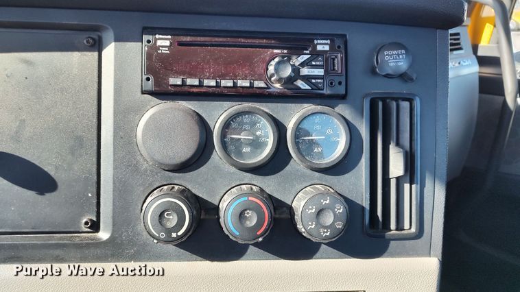 image for item LP9165 2020 Freightliner Cascadia 126  semi truck