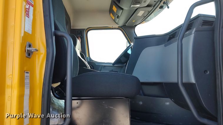 image for item LP9165 2020 Freightliner Cascadia 126  semi truck