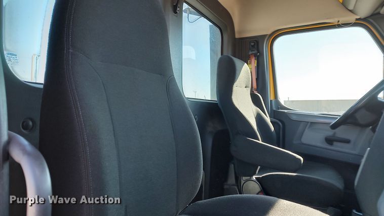 image for item LP9165 2020 Freightliner Cascadia 126  semi truck