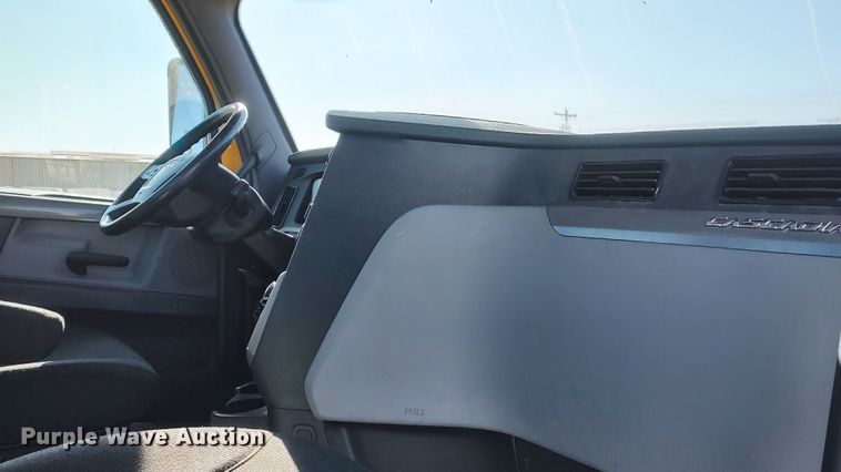 image for item LP9165 2020 Freightliner Cascadia 126  semi truck