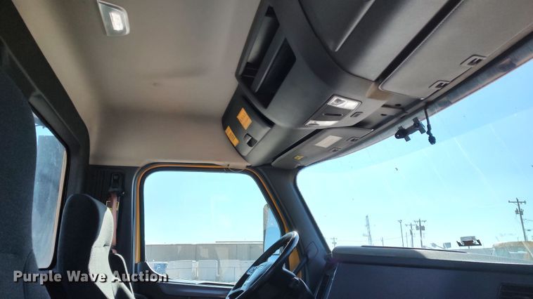 image for item LP9165 2020 Freightliner Cascadia 126  semi truck