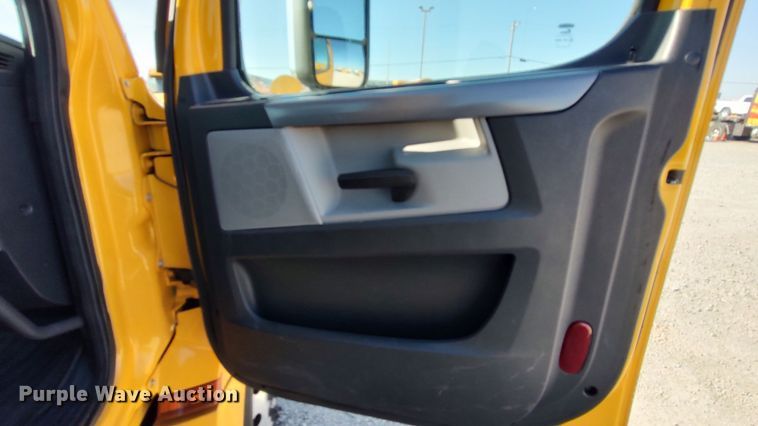 image for item LP9165 2020 Freightliner Cascadia 126  semi truck