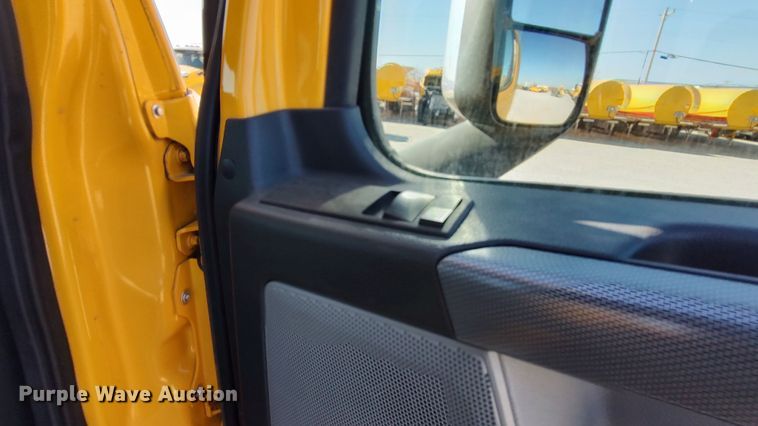 image for item LP9165 2020 Freightliner Cascadia 126  semi truck