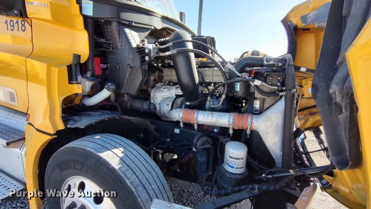 image for item LP9165 2020 Freightliner Cascadia 126  semi truck