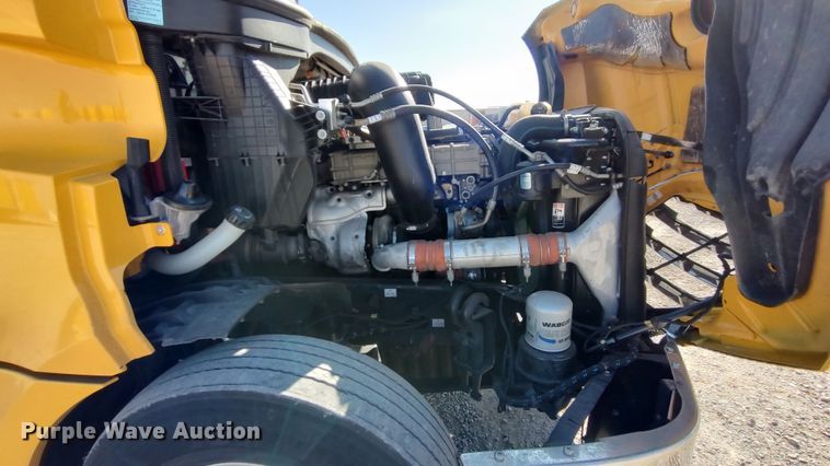 image for item LP9165 2020 Freightliner Cascadia 126  semi truck