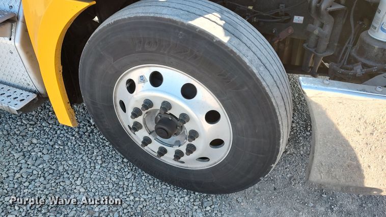 image for item LP9165 2020 Freightliner Cascadia 126  semi truck