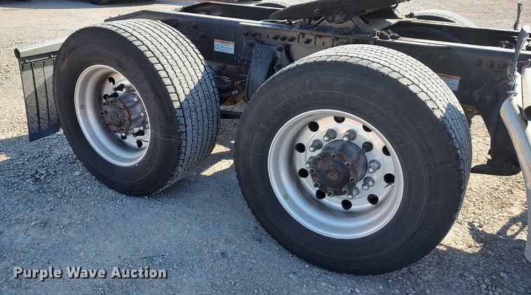 image for item LP9165 2020 Freightliner Cascadia 126  semi truck