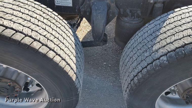 image for item LP9165 2020 Freightliner Cascadia 126  semi truck