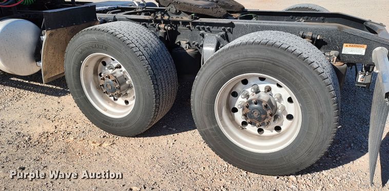 image for item LP9165 2020 Freightliner Cascadia 126  semi truck