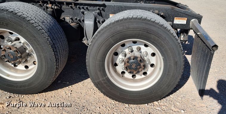 image for item LP9165 2020 Freightliner Cascadia 126  semi truck