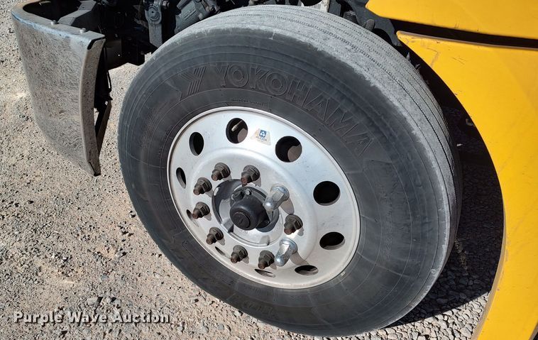 image for item LP9165 2020 Freightliner Cascadia 126  semi truck