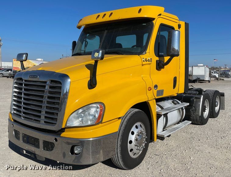 image for item LP9167 2018 Freightliner Cascadia 125  semi truck