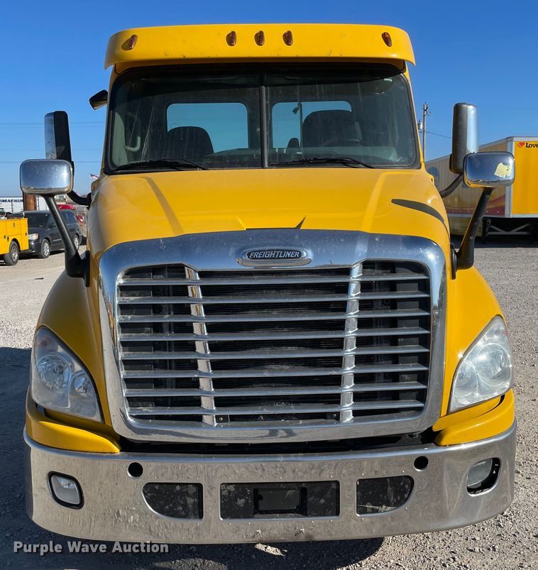 image for item LP9167 2018 Freightliner Cascadia 125  semi truck