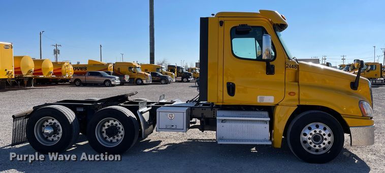 image for item LP9167 2018 Freightliner Cascadia 125  semi truck