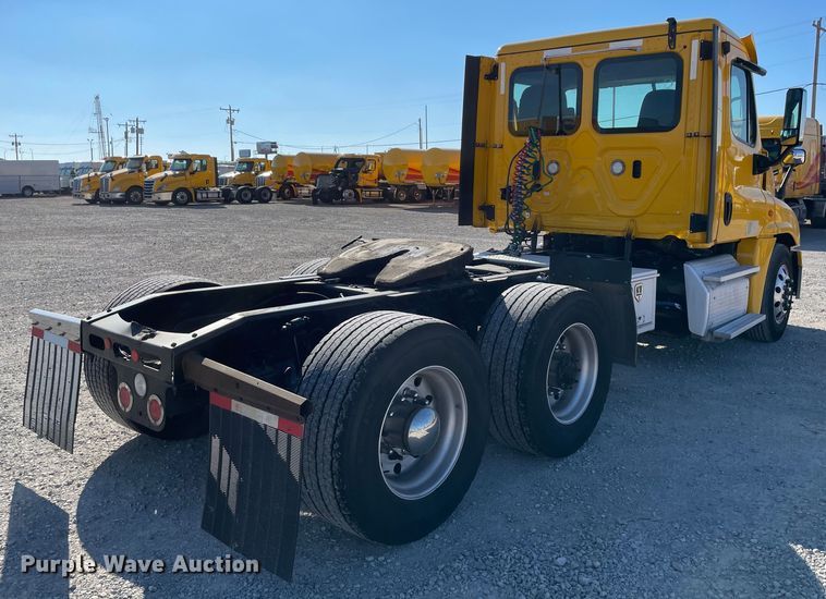 image for item LP9167 2018 Freightliner Cascadia 125  semi truck