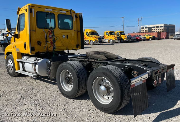 image for item LP9167 2018 Freightliner Cascadia 125  semi truck