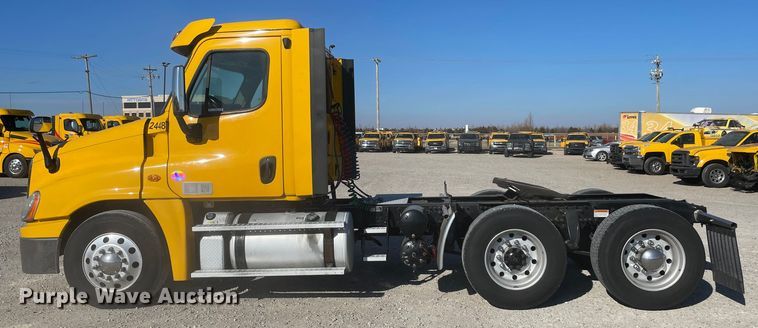 image for item LP9167 2018 Freightliner Cascadia 125  semi truck