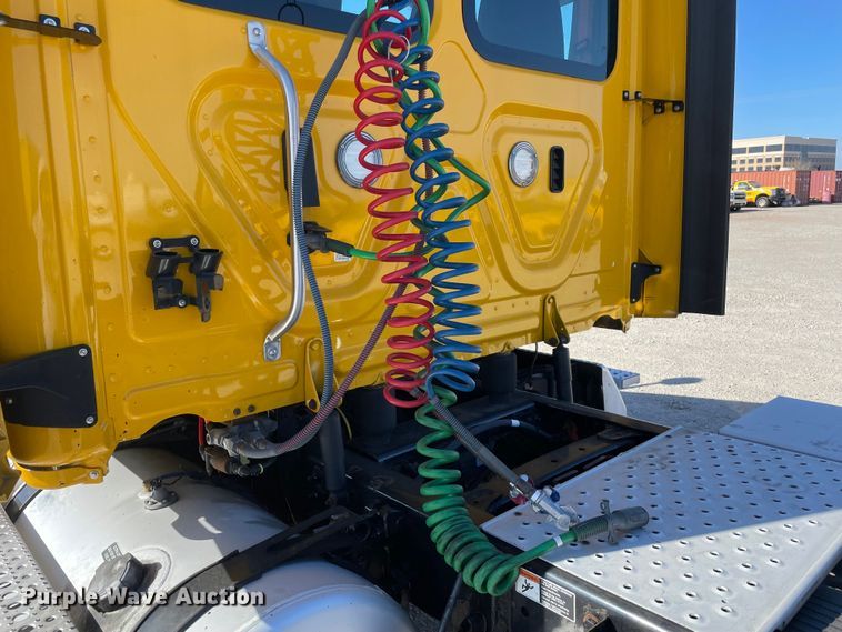 image for item LP9167 2018 Freightliner Cascadia 125  semi truck